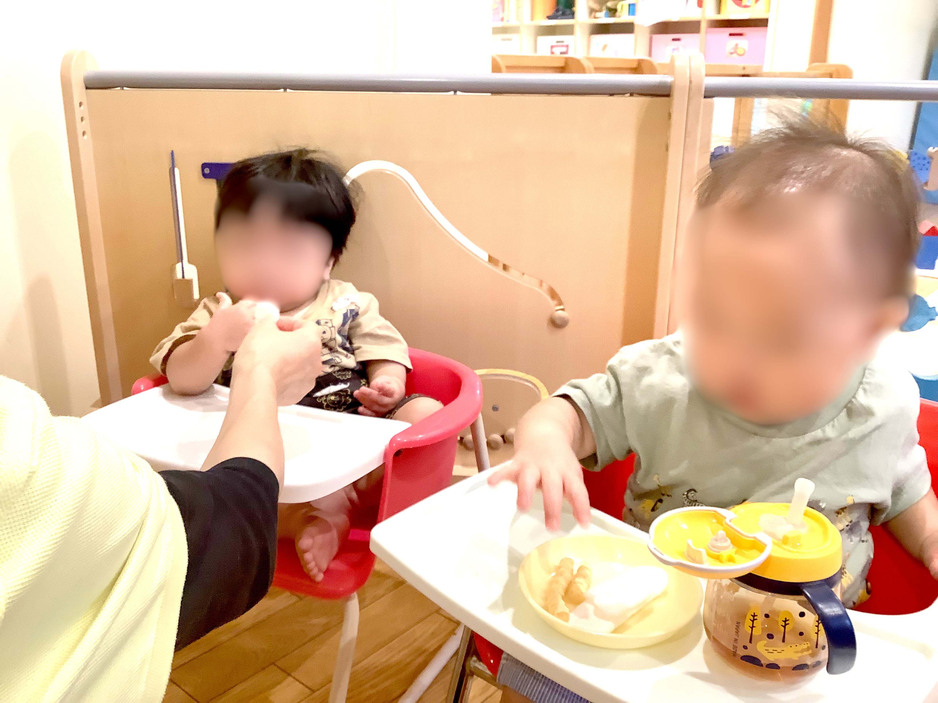 おやつを食べる園児の写真