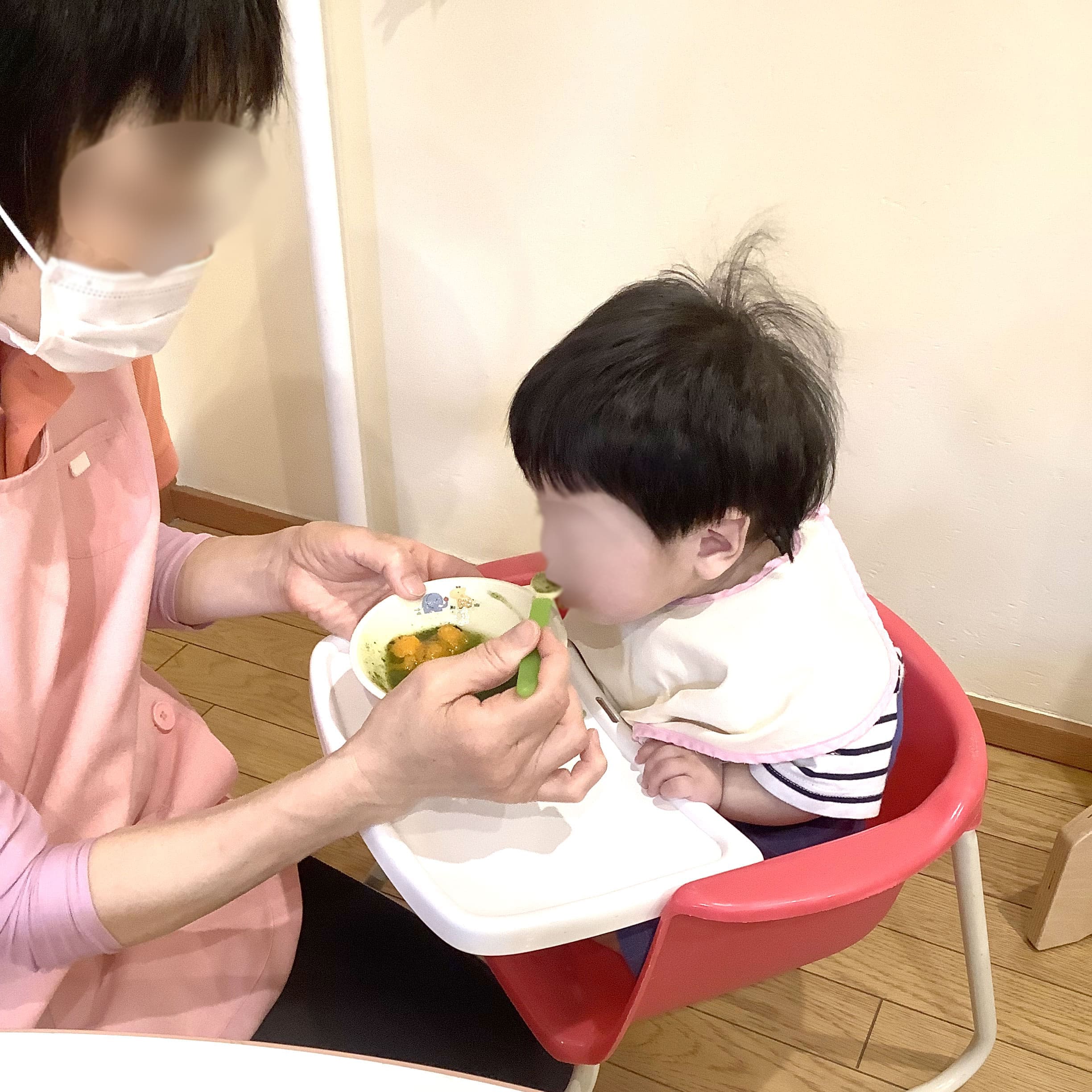 給食を食べる園児の写真